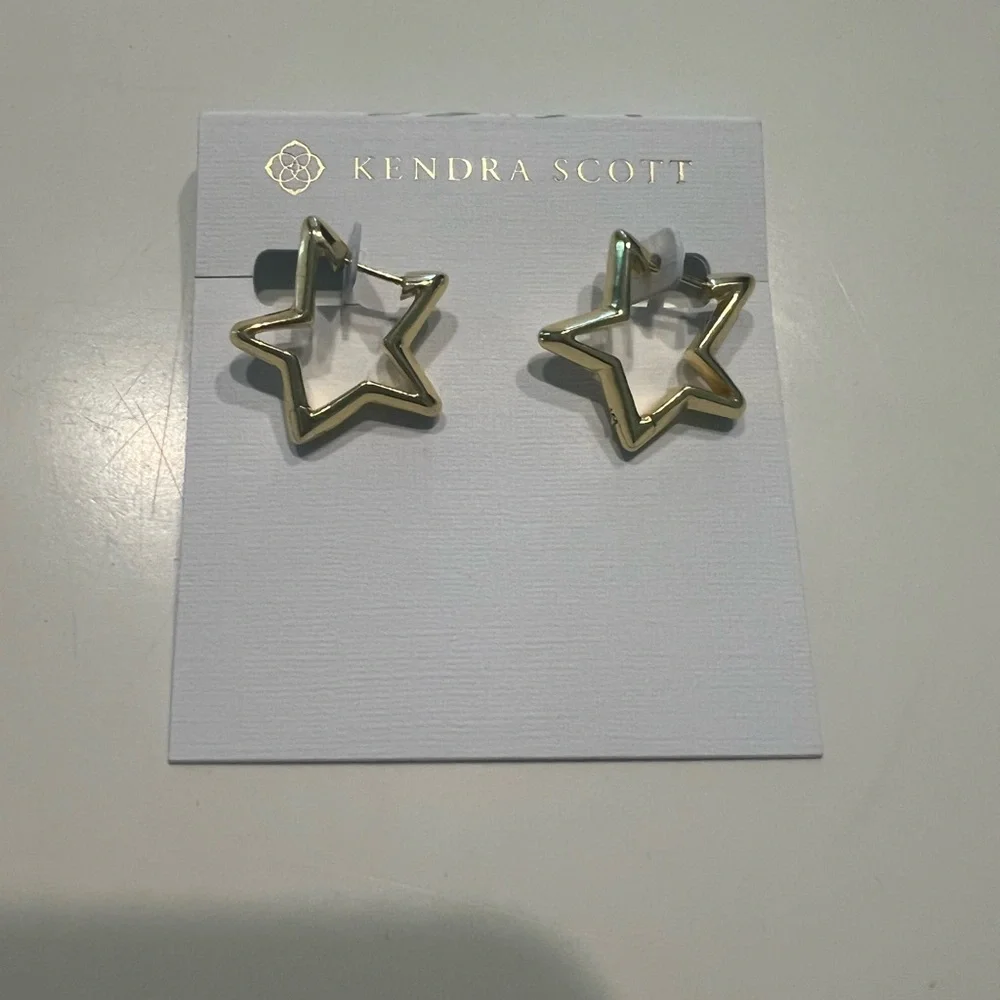 NWT-Kendra Scott Star Huggie Earrings in Gold - Picture 8 of 10